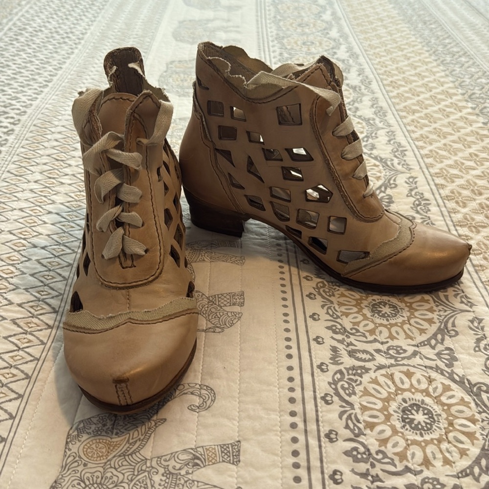 Rovers booties, size 37 (fits like size 6.5)- Like New